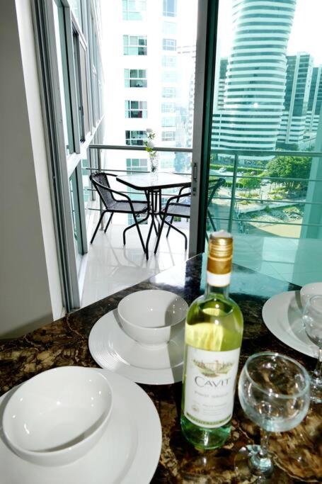 Ecusuites Riverfront l Balcony - One-Bedroom Apartment - 26