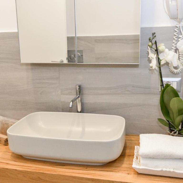 NAVONA VITA SUITES - Camera King Deluxe - 9