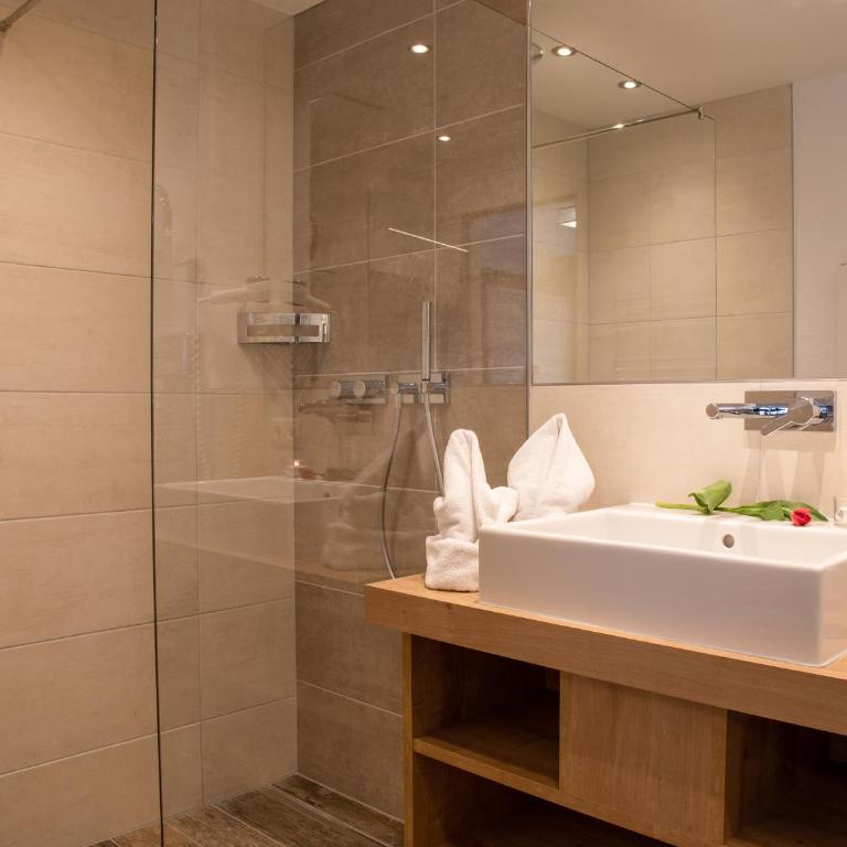 Hotel Victoria - Doppelzimmer Alpin mit Badewanne - 4