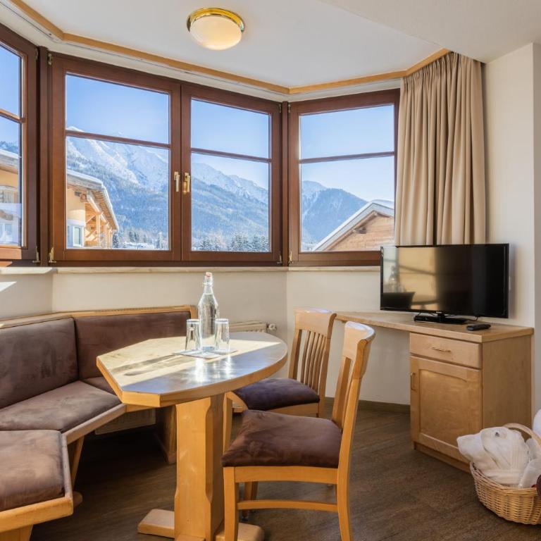 Hotel Central - Apartment mit Erkerfenster - 5