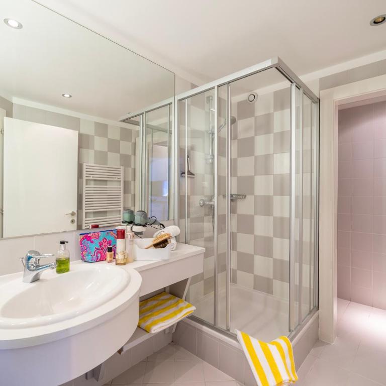 Gästehaus Schusser an der Therme, Frühstück, Doppelzimmer und Ferienwohnung - Apartment mit 1 Schlafzimmer - 8