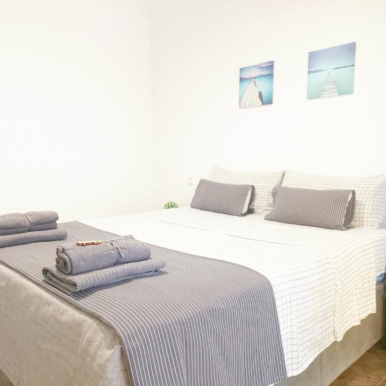 Gloria Host House - Double Room with Private Bathroom and Balcony - 18