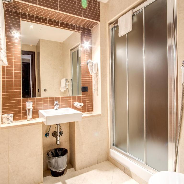 Hotel Everest Inn Rome - Camera Matrimoniale - 17