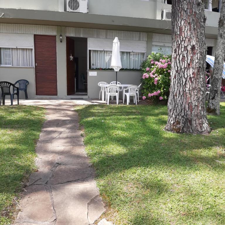 Apartamento con entrada independiente y jardín - One-Bedroom Apartment - 1