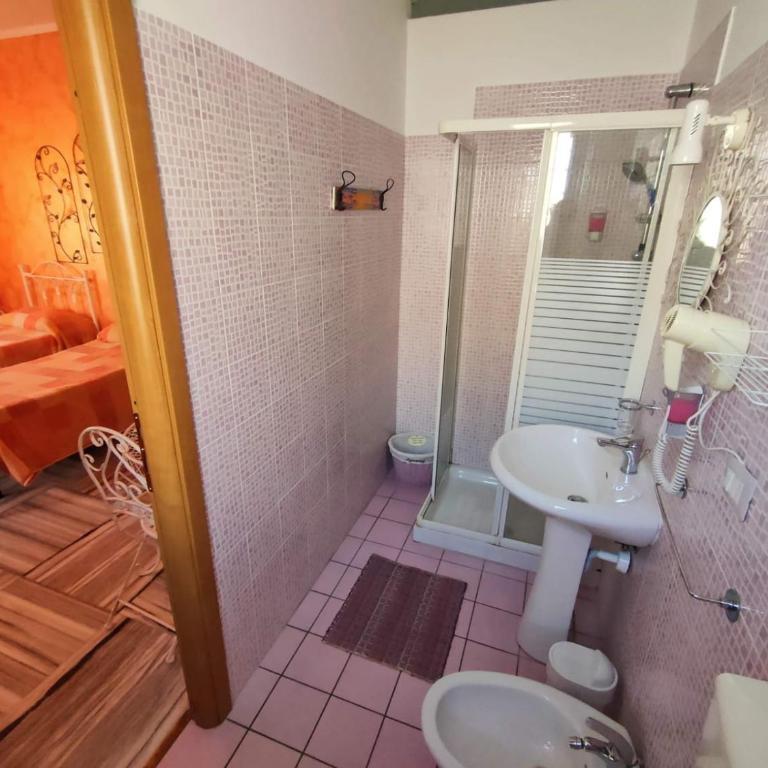 Hotel Serenella - Camera Matrimoniale/Doppia con Letti Singoli con Bagno Privato - 16
