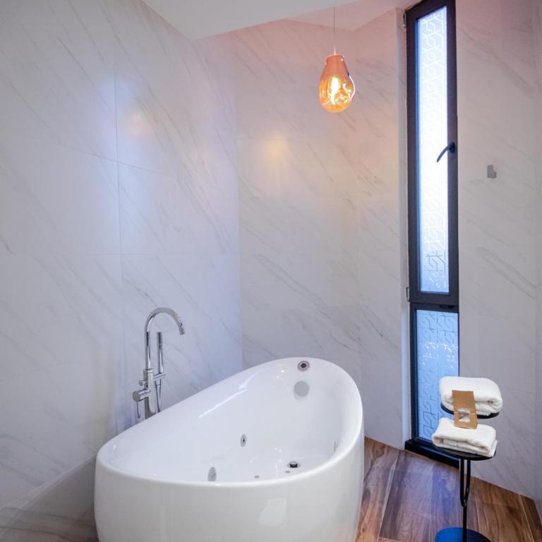 Becquer Hotel Guadalajara - Suite with Hot Tub - 2