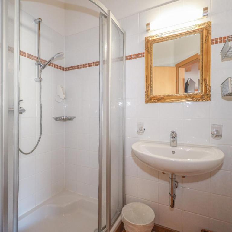 Appartementhaus Chalet Alpina - Apartamento de 2 dormitorios con ducha - 14
