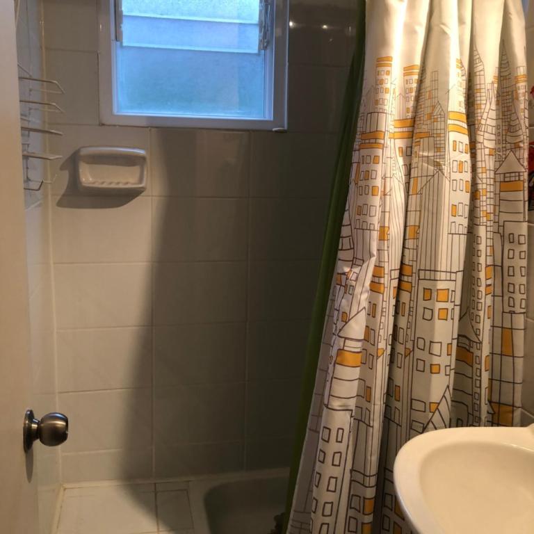Comoda y amplia casa en sector residencial - Three-Bedroom House - 11