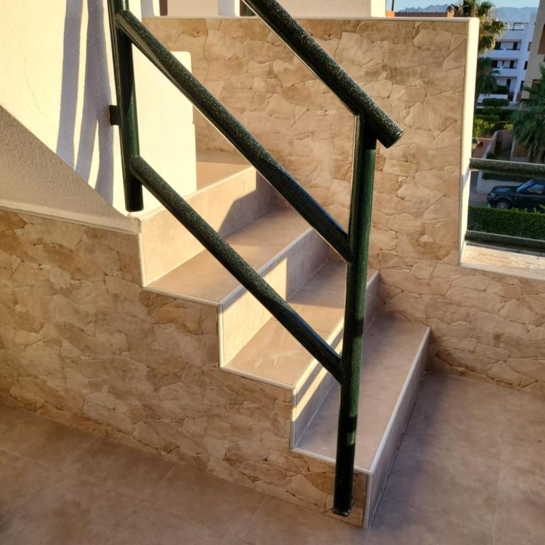 Ático dúplex con piscina privada y vistas al mar en Paraíso de Vera! - Apartamento de 2 dormitorios - 49