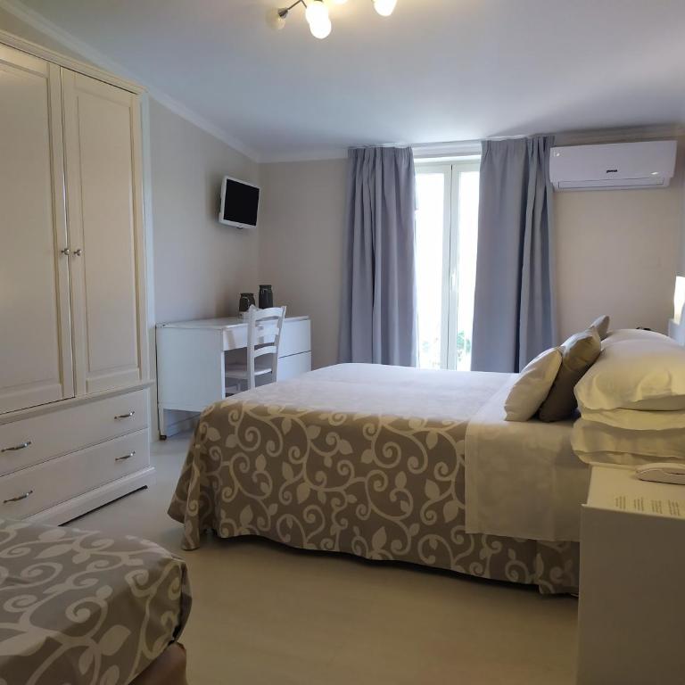 Hotel Villa Fiorita - Standard Triple Room with Sea View - 4