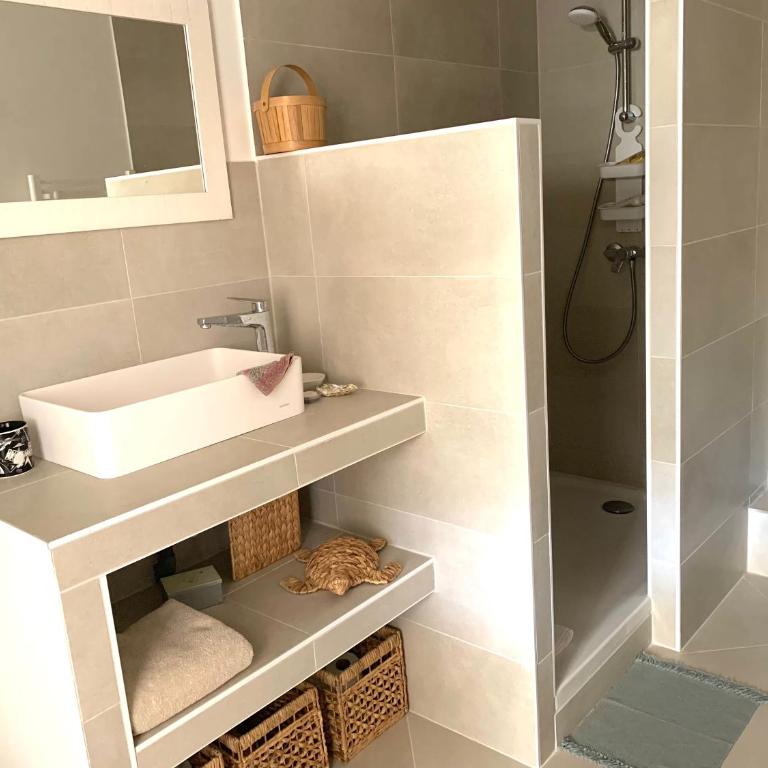 La plage, calme et jardin - One-Bedroom Apartment - 12