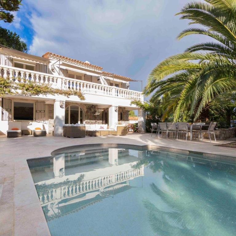Havre de paix au Cap d'Antibes piscine chauffée à deux pas des plages - Villa - 1