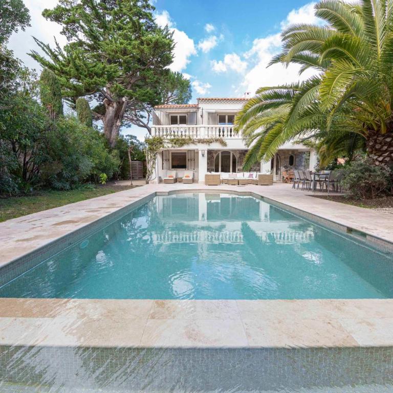 Havre de paix au Cap d'Antibes piscine chauffée à deux pas des plages - Villa - 5