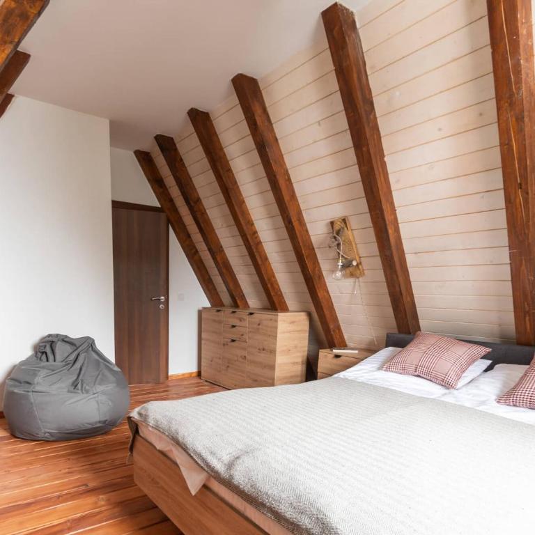 Vista Mountain House - Two-Bedroom Chalet - 31