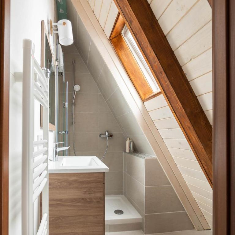Vista Mountain House - Two-Bedroom Chalet - 34