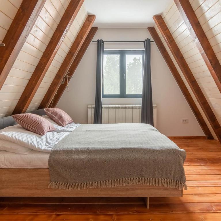 Vista Mountain House - Two-Bedroom Chalet - 28