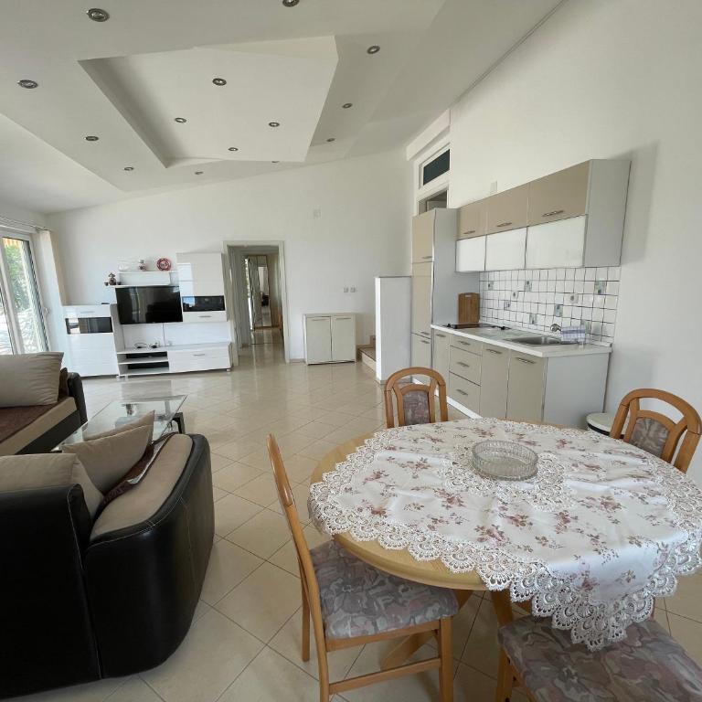 Apartments Rozela - Apartman sa 2 Spavaće Sobe i Balkonom - 7