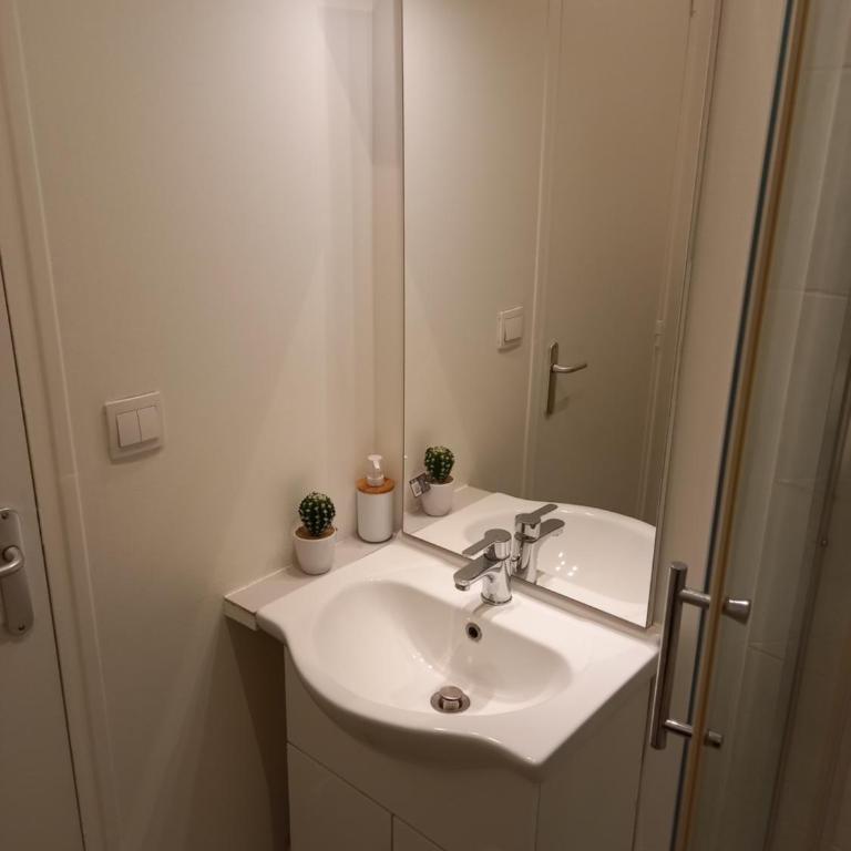 Studio avec terrasse en résidence calme à Dijon. - Appartement 1 Chambre - 11