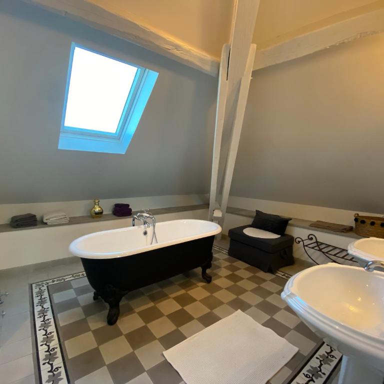 Demeure Saint Louis Historic manor, air-conditioned, free private parking, City 700m, WIFI, view - Superior Apartment - 26