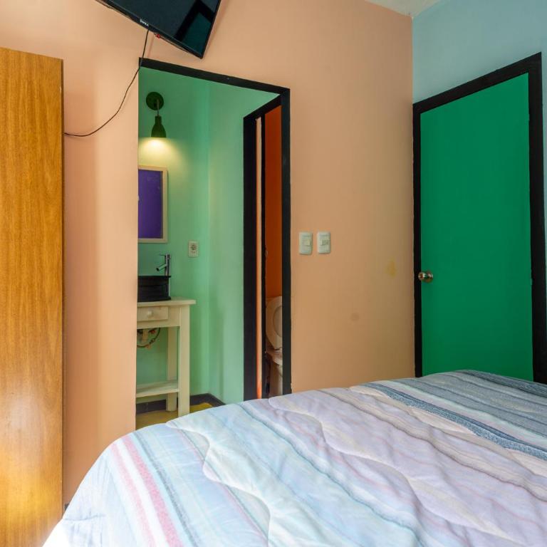 Del Barcito Hostel and Suites - Habitación Doble con baño privado - 9