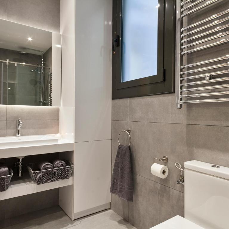 Charming Parallel - Two-Bedroom Apartment - 22