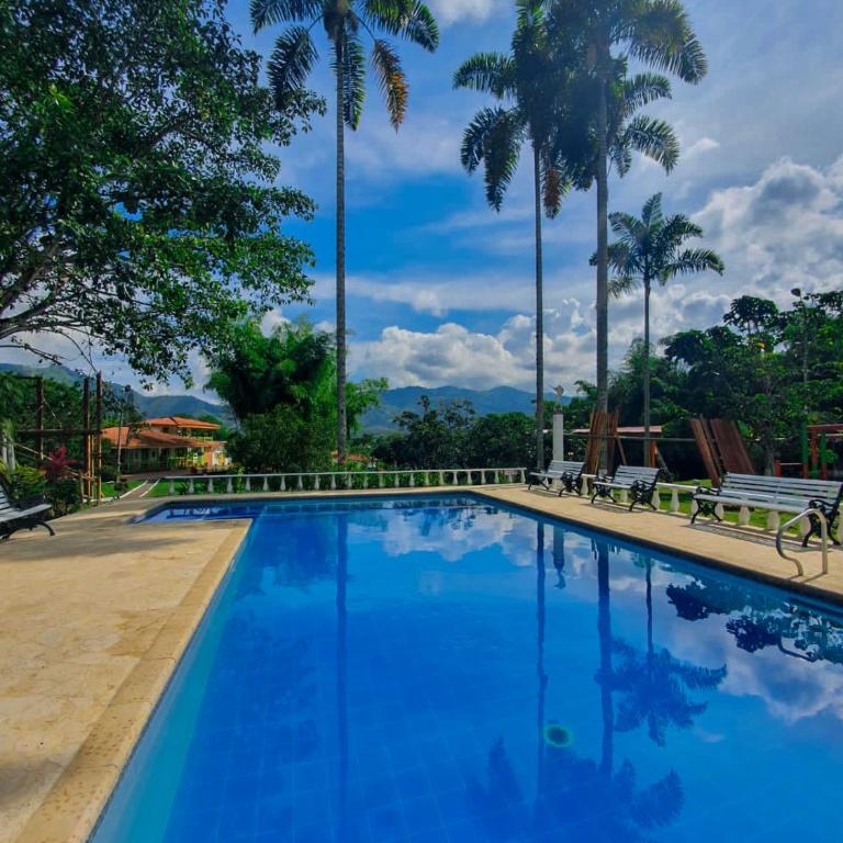 Family Cabin With River View - Family Room - 8