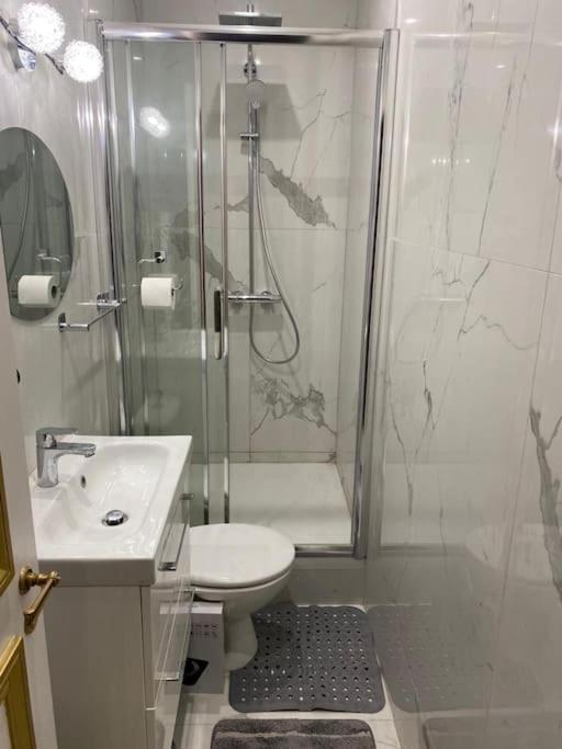 Premium studio 2 minutes walk from Champs-Elysees - One-Bedroom Apartment - 6