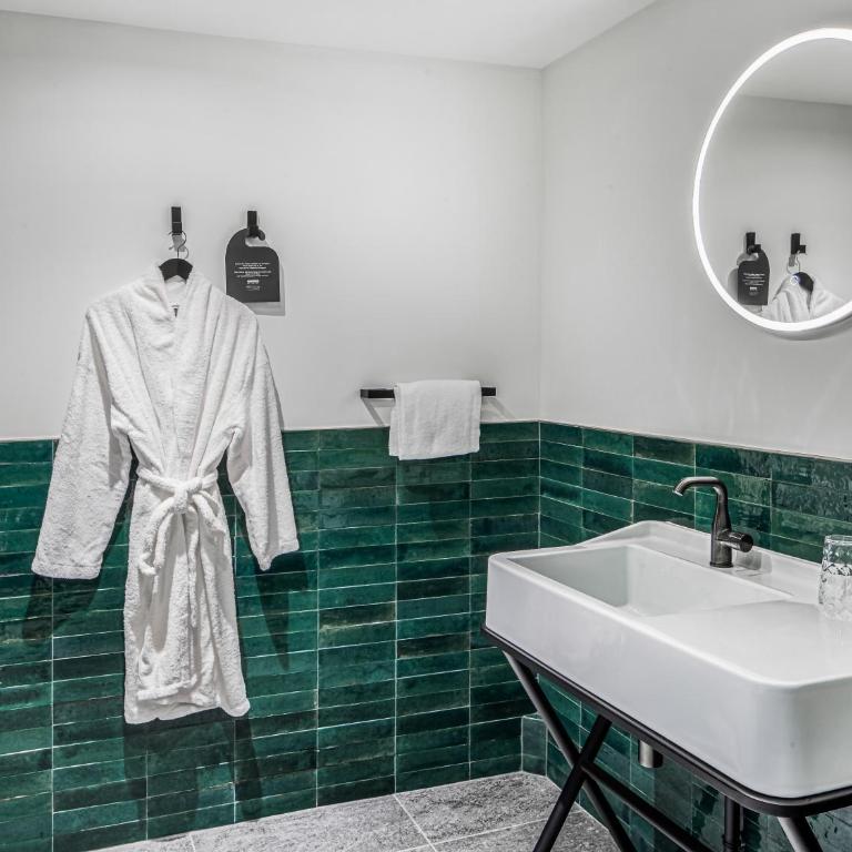 Maisons du Monde Hôtel & Suites - La Rochelle Vieux Port - Chambre Deluxe - Vue sur Ville - 2