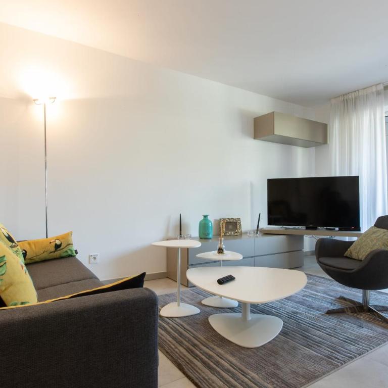 Renovated 2-Br Apartment with Terrace and Pool - Appartement - 5