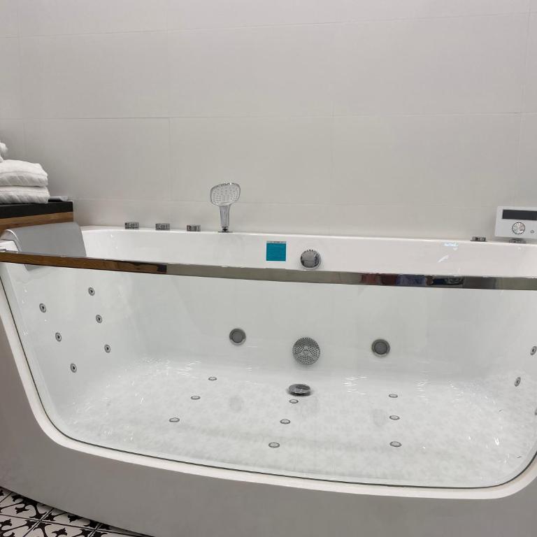 Hotelresort Klopeinersee - Suite mit Queensize-Bett und Whirlpool - 10