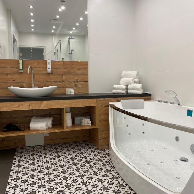 Hotelresort Klopeinersee - Suite mit Queensize-Bett und Whirlpool - 1