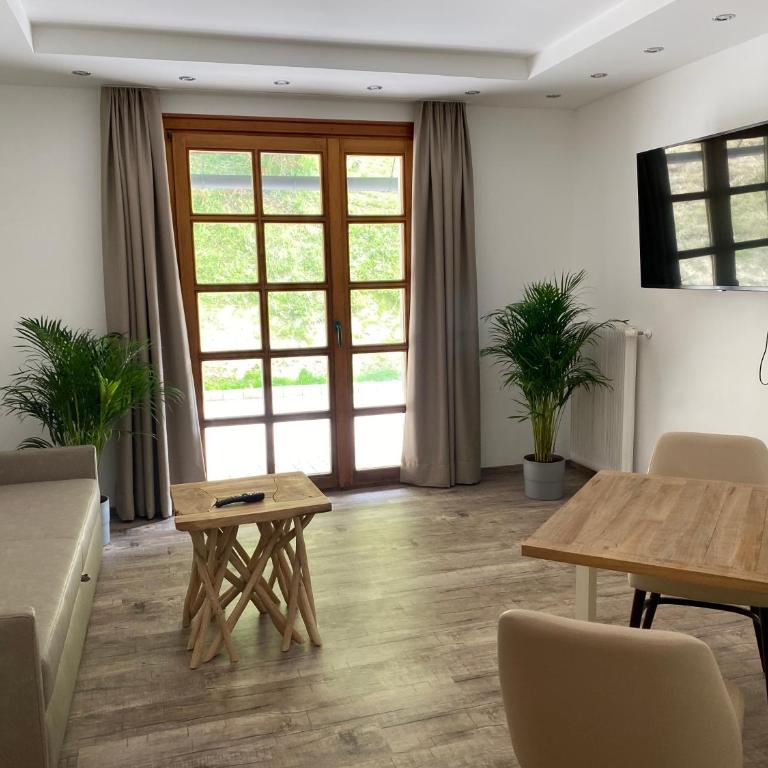 Hotelresort Klopeinersee - Suite mit Queensize-Bett und Whirlpool - 8