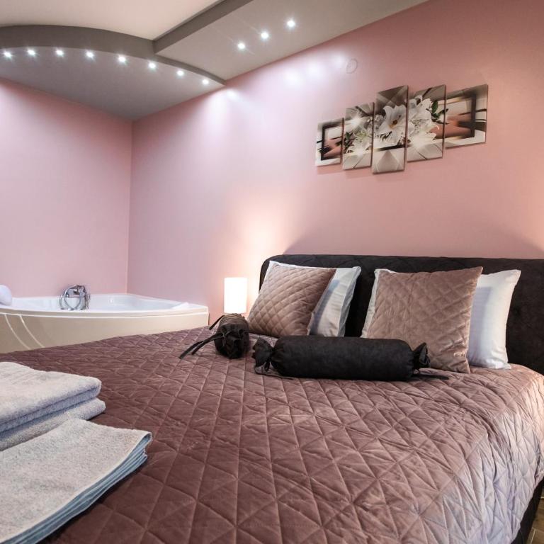 Room Jacuzzi “ATHENA” - Deluxe Double Room with Bath - 7