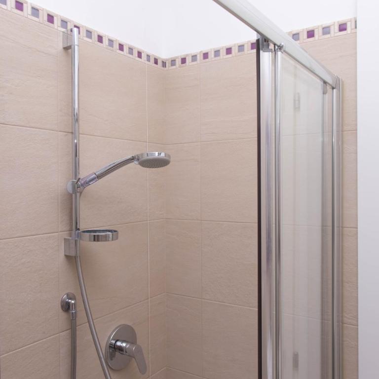S018 - Sirolo, nuovissimo trilocale in pietra con giardino dx - Appartamento con 2 Camere da Letto - 19
