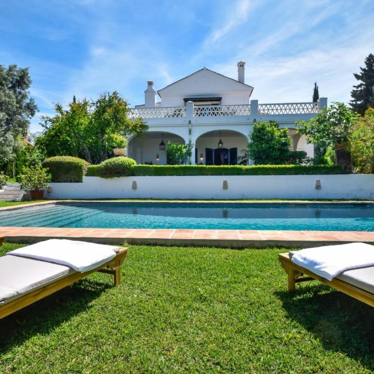 Spacious Andalusian-inspired Villa with Scenic Views - Villa - 3