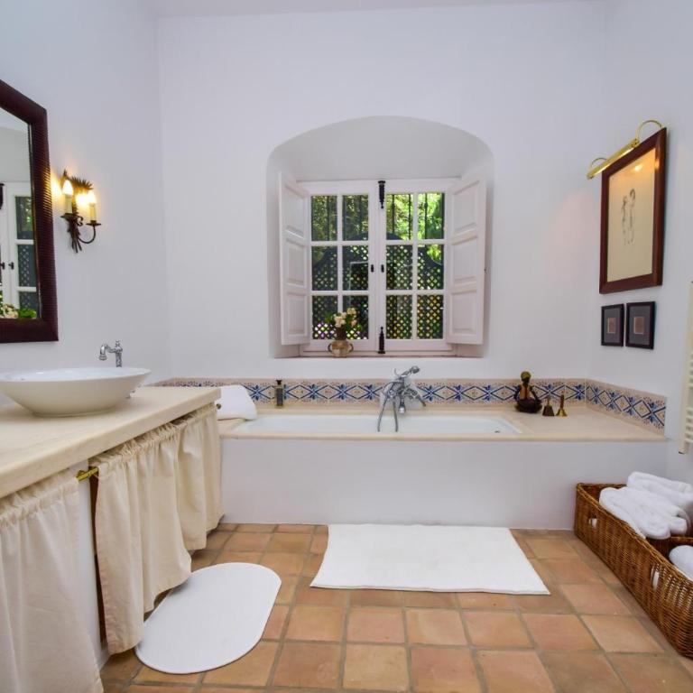 Spacious Andalusian-inspired Villa with Scenic Views - Villa - 26