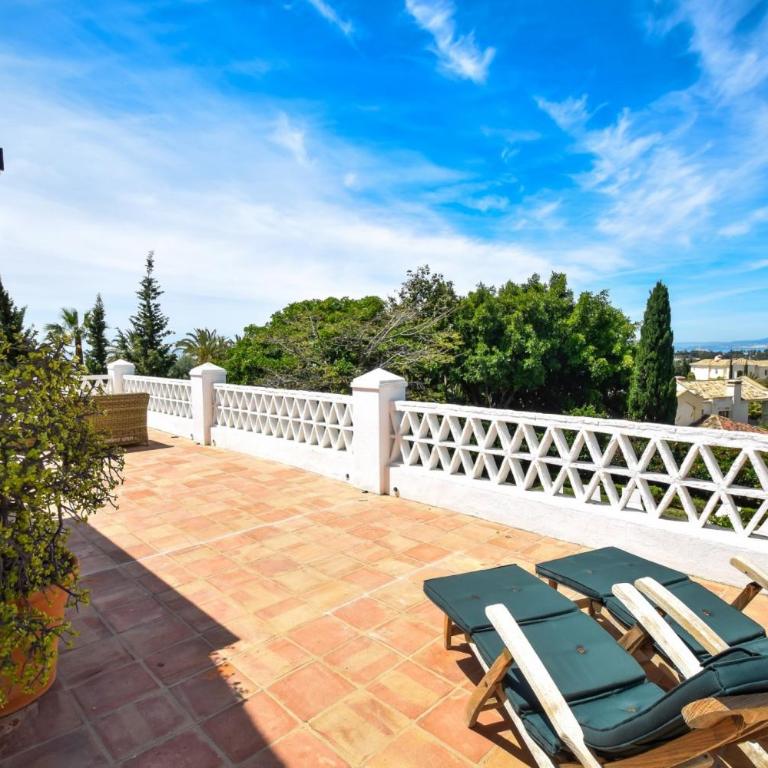 Spacious Andalusian-inspired Villa with Scenic Views - Villa - 44