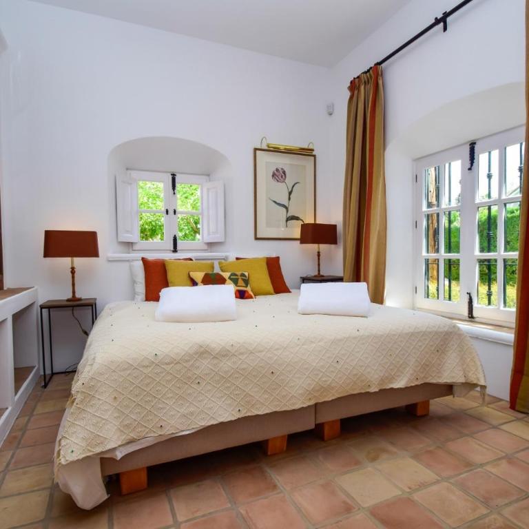 Spacious Andalusian-inspired Villa with Scenic Views - Villa - 46