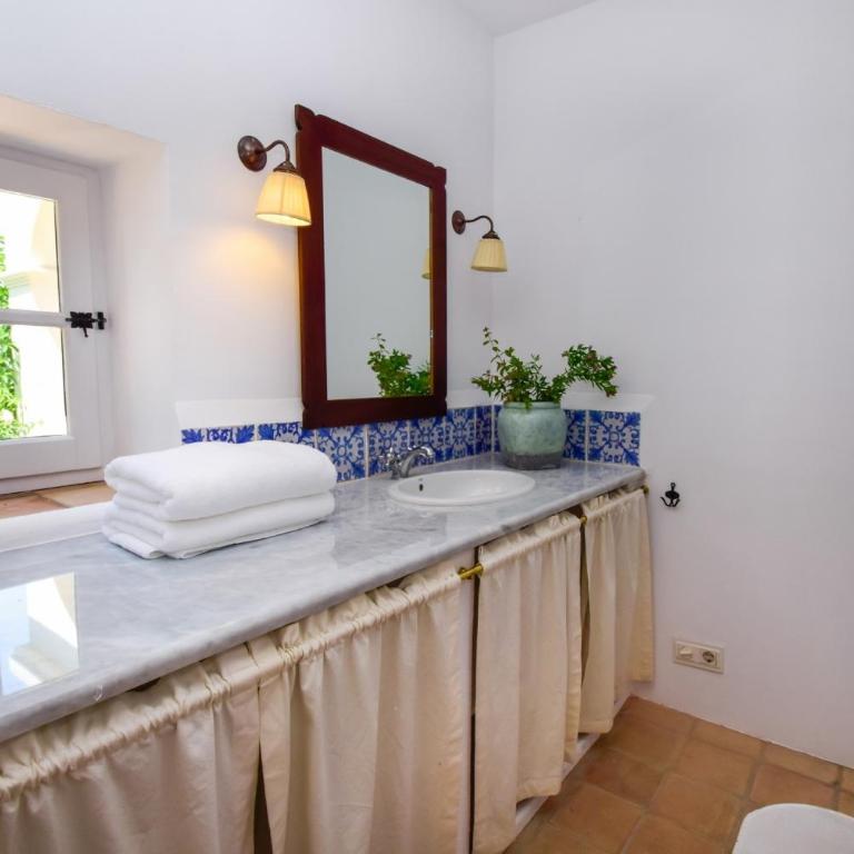 Spacious Andalusian-inspired Villa with Scenic Views - Villa - 32
