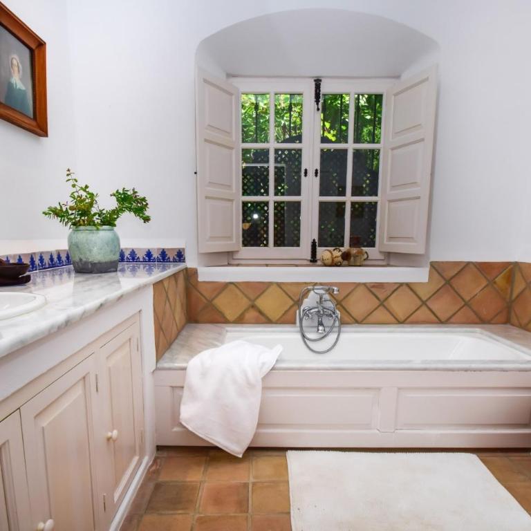 Spacious Andalusian-inspired Villa with Scenic Views - Villa - 22