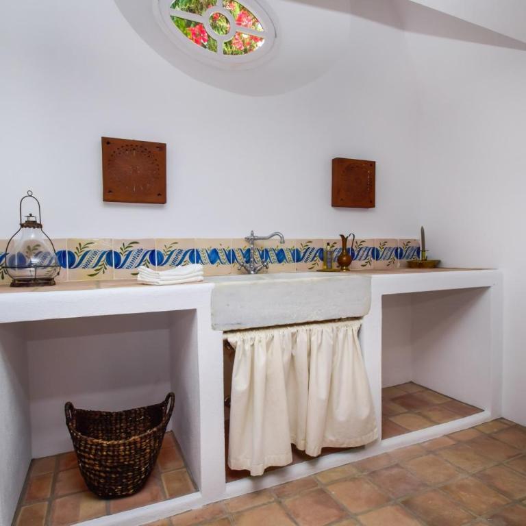 Spacious Andalusian-inspired Villa with Scenic Views - Villa - 14