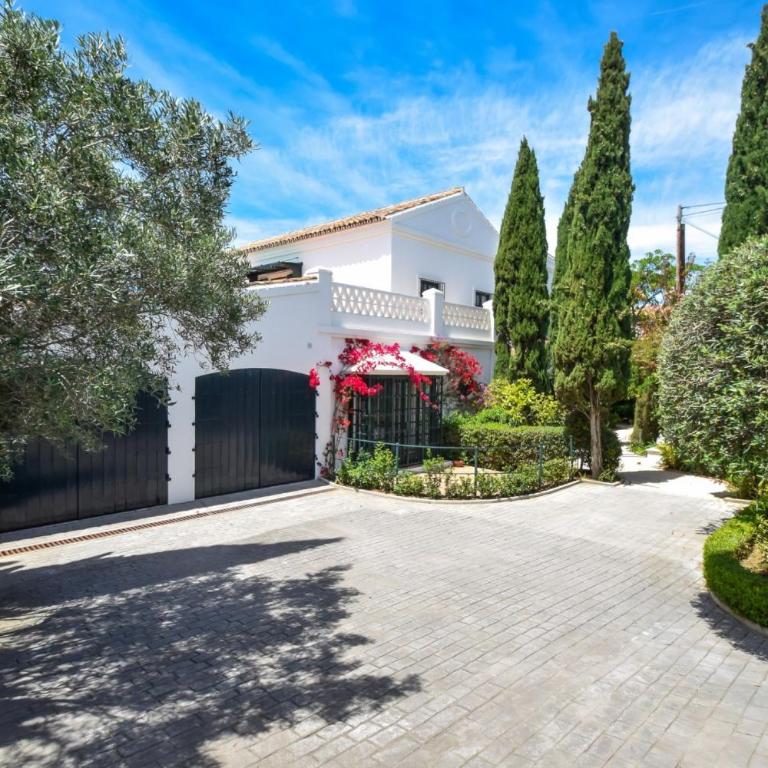 Spacious Andalusian-inspired Villa with Scenic Views - Villa - 47