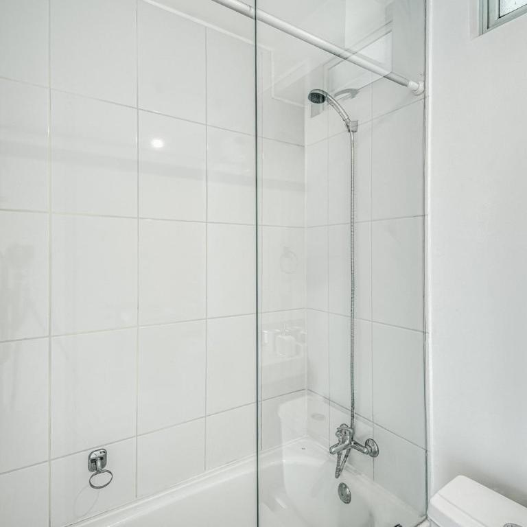 Blue Oasis 2BR W/ Pool, Smart TV, Parking & Gym - Two-Bedroom Apartment - 9