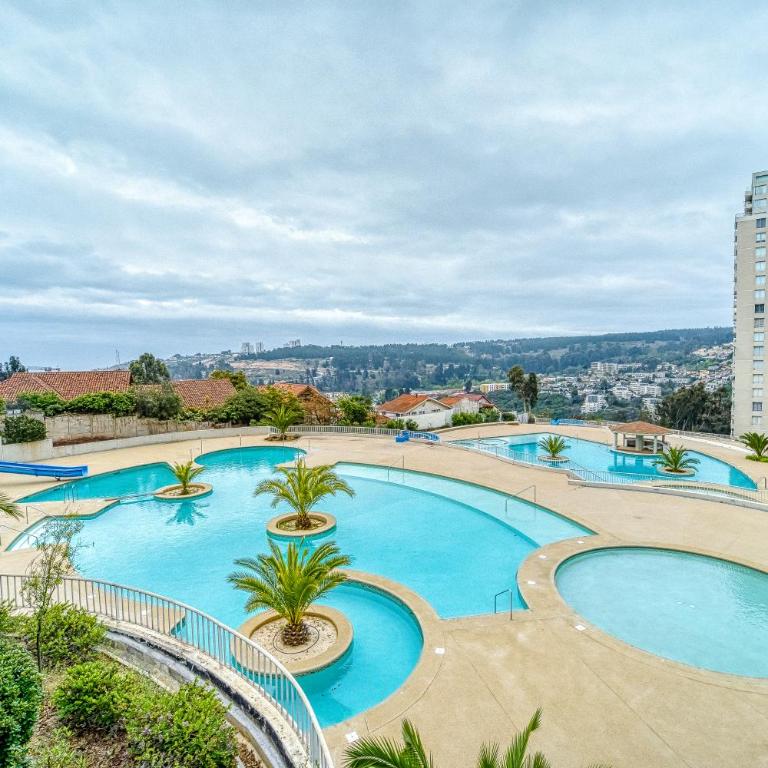 Blue Oasis 2BR W/ Pool, Smart TV, Parking & Gym - Two-Bedroom Apartment - 13