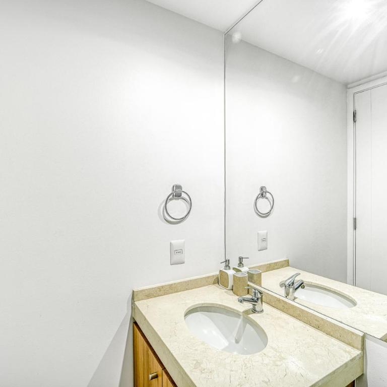 Blue Oasis 2BR W/ Pool, Smart TV, Parking & Gym - Two-Bedroom Apartment - 14