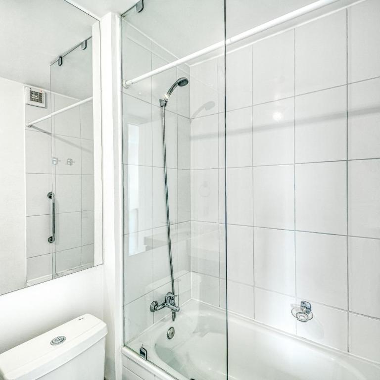 Blue Oasis 2BR W/ Pool, Smart TV, Parking & Gym - Two-Bedroom Apartment - 15