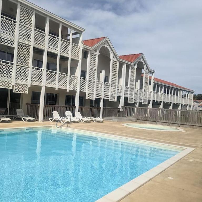Appartement 200m de l'océan avec piscine extérieure - Appartement - Vue sur Piscine - 1