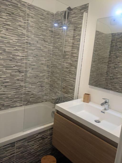 Appartement 200m de l'océan avec piscine extérieure - Appartement - Vue sur Piscine - 17