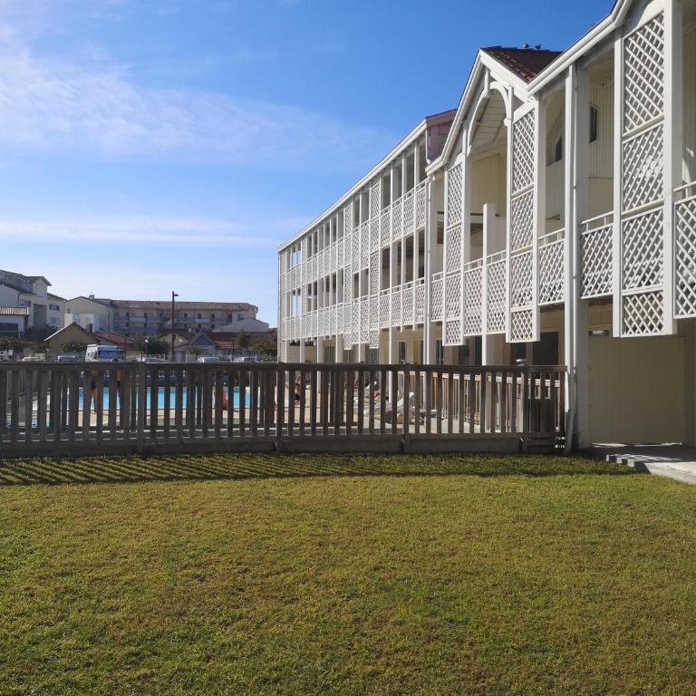 Appartement 200m de l'océan avec piscine extérieure - Appartement - Vue sur Piscine - 4