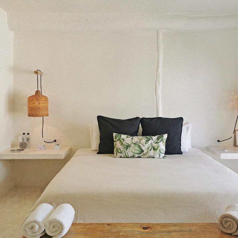 Coco Unlimited - Habitación con cama extragrande y vistas parciales al mar - 2